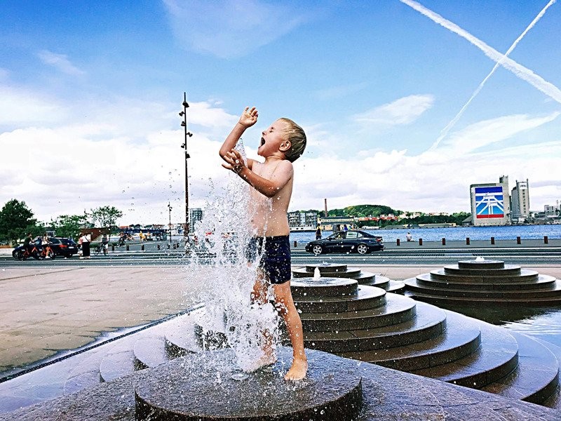 kid playing at a splashpad