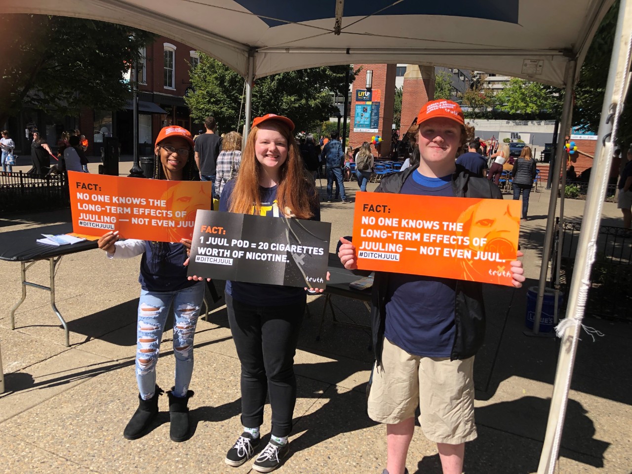 10.13.19 Knox LitUp Truth Initiative Booth