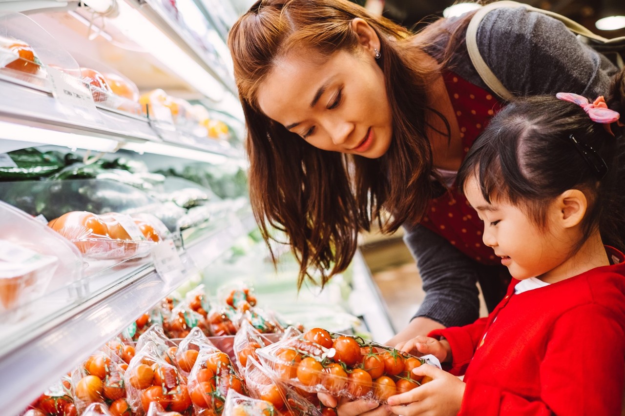 4m4b_sept24 Mother and child shopping for fruit in the grocery store